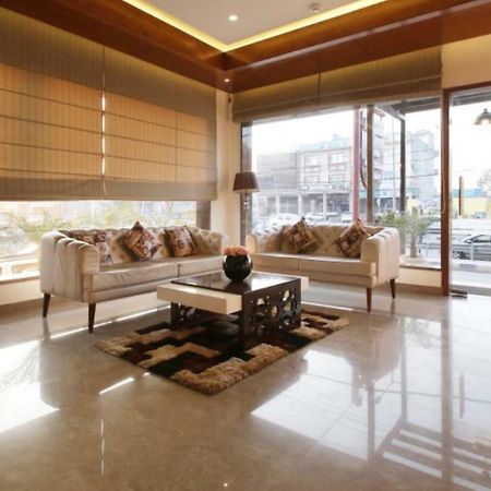 Al-Qasa Hotel Zirakpur Exteriör bild