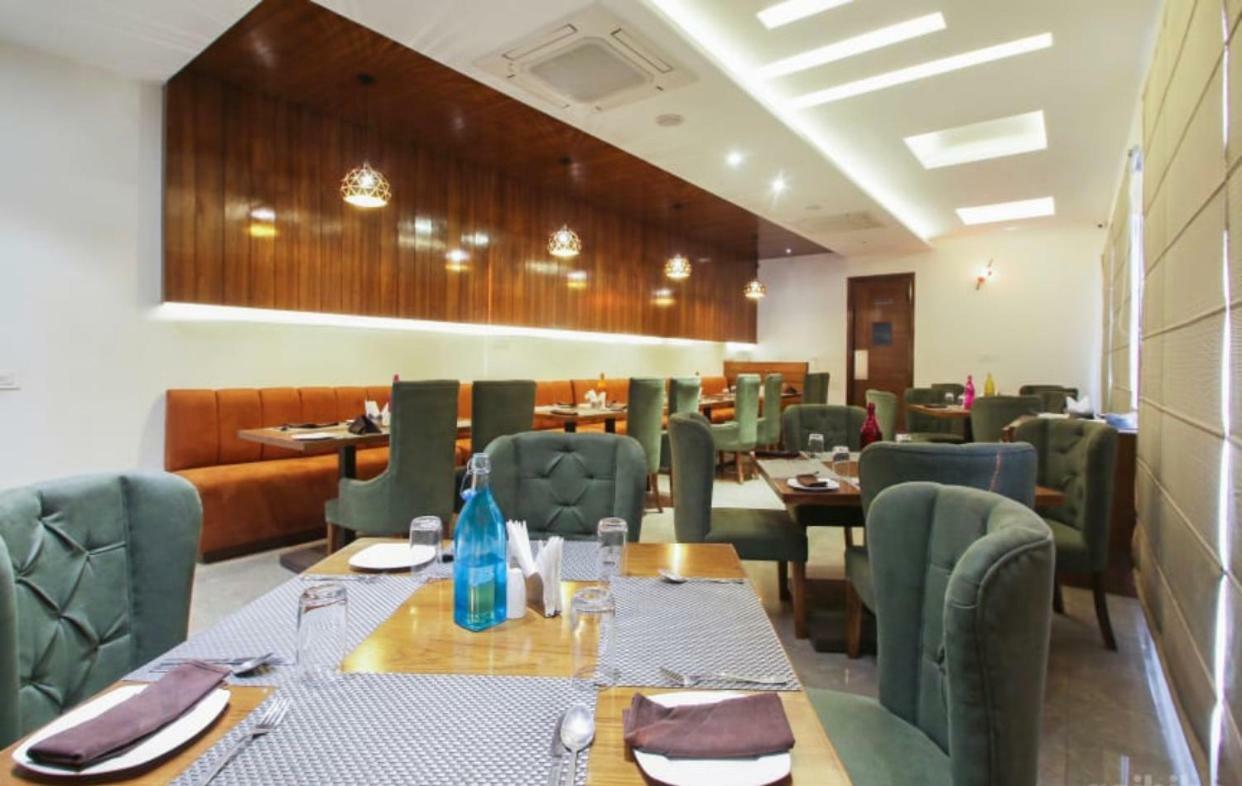 Al-Qasa Hotel Zirakpur Exteriör bild