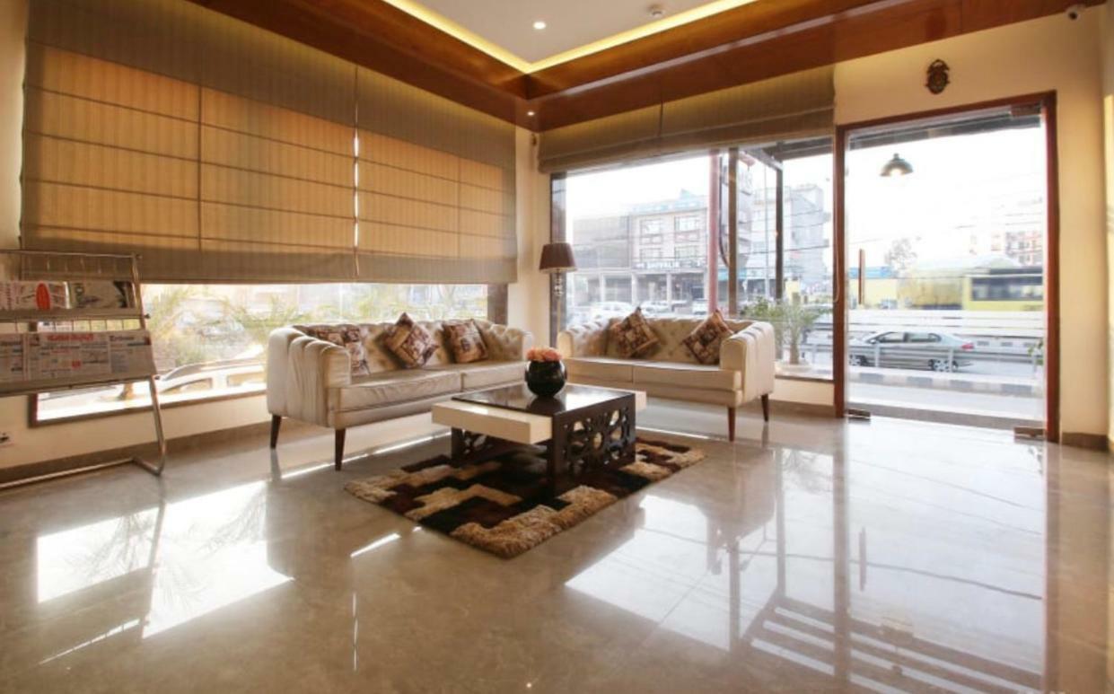 Al-Qasa Hotel Zirakpur Exteriör bild