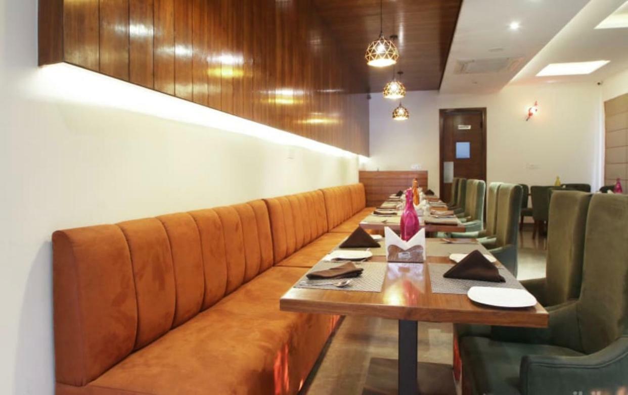 Al-Qasa Hotel Zirakpur Exteriör bild