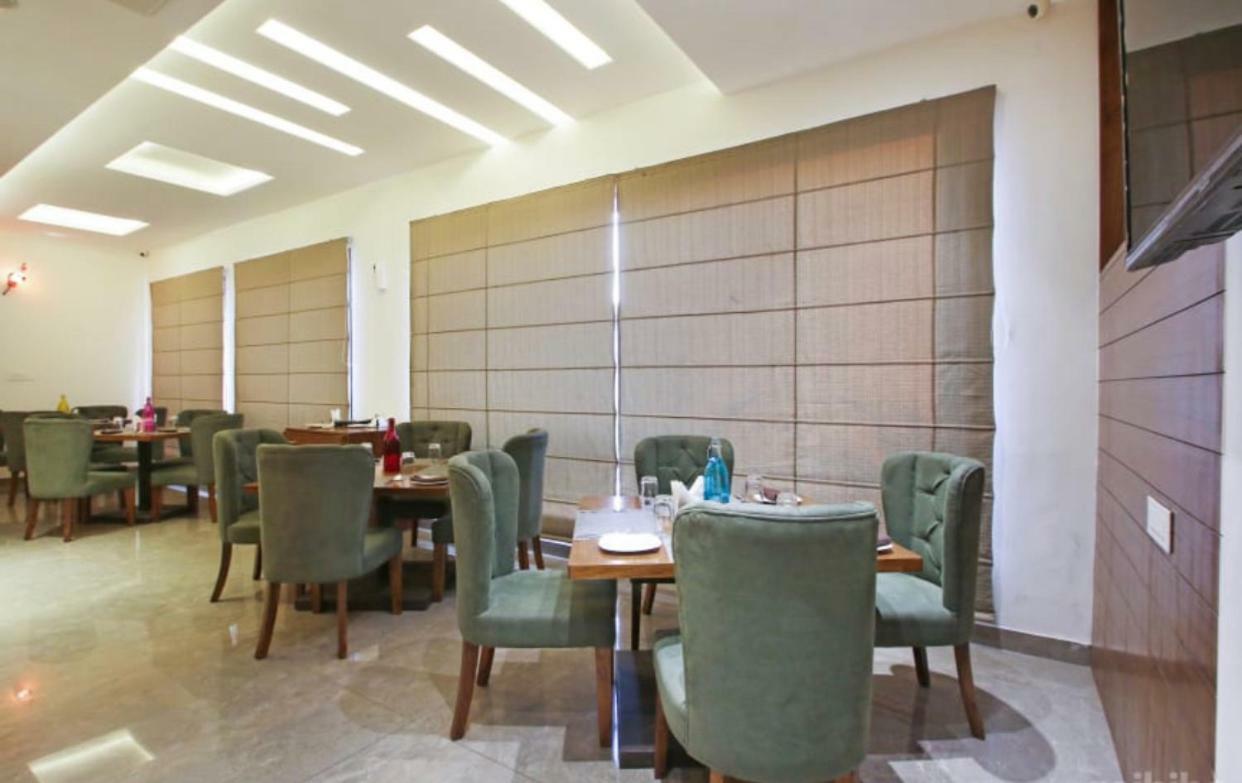 Al-Qasa Hotel Zirakpur Exteriör bild